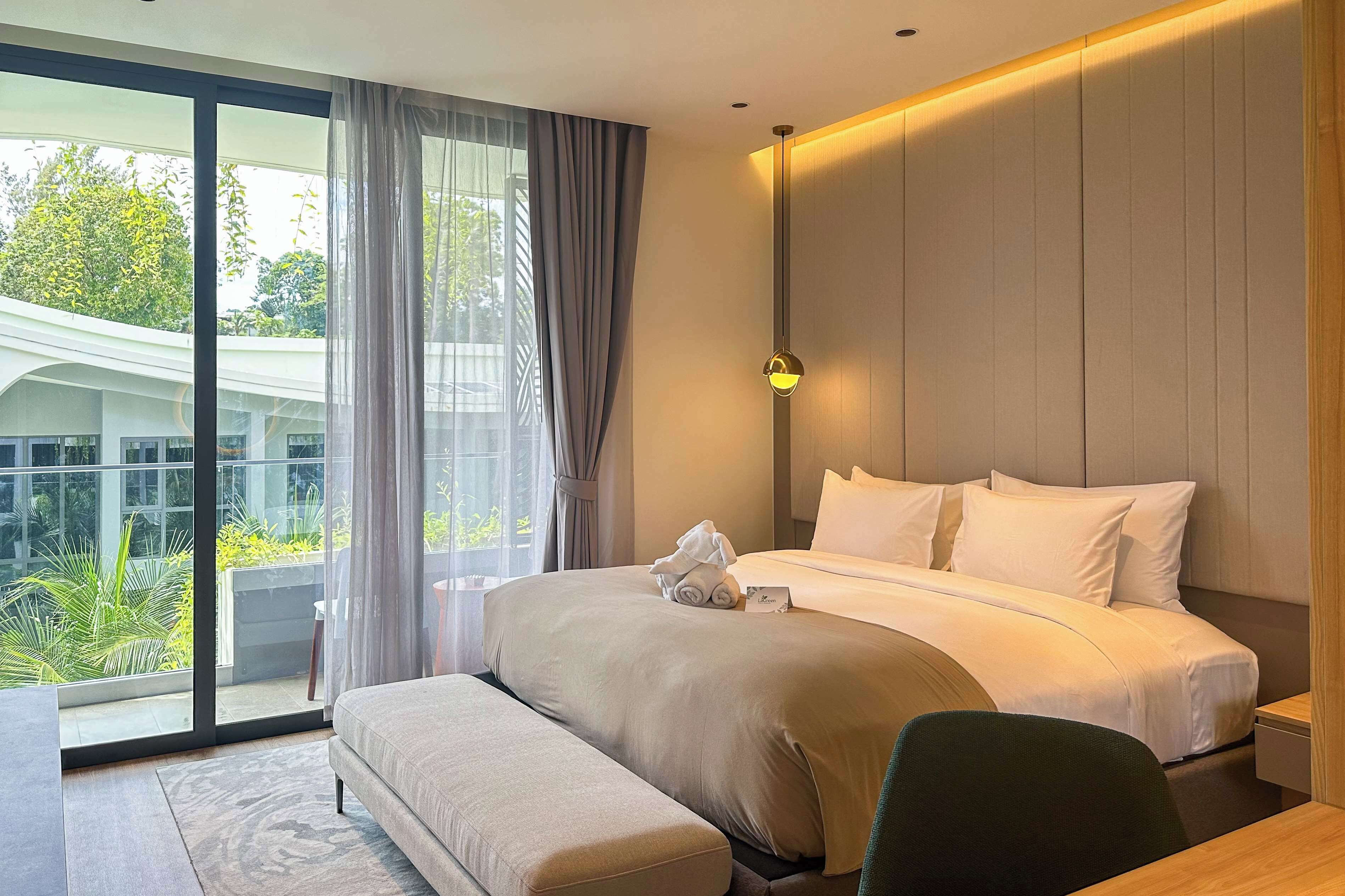 Caja fuerte, cortinas opacas, tabla de planchar con plancha