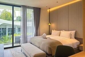 Värdeförvaringsskåp på rummet och mörkläggningsgardiner