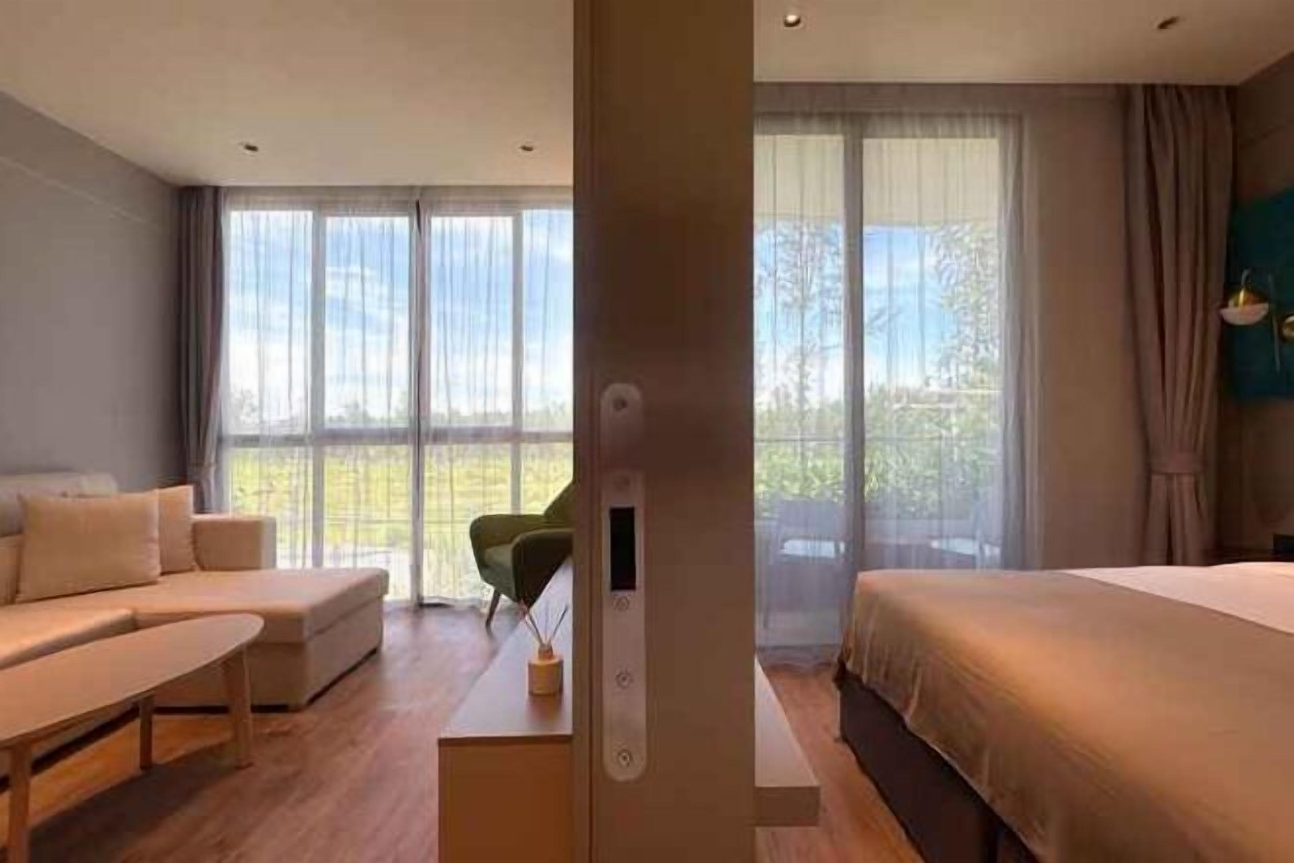 Värdeförvaringsskåp på rummet och mörkläggningsgardiner