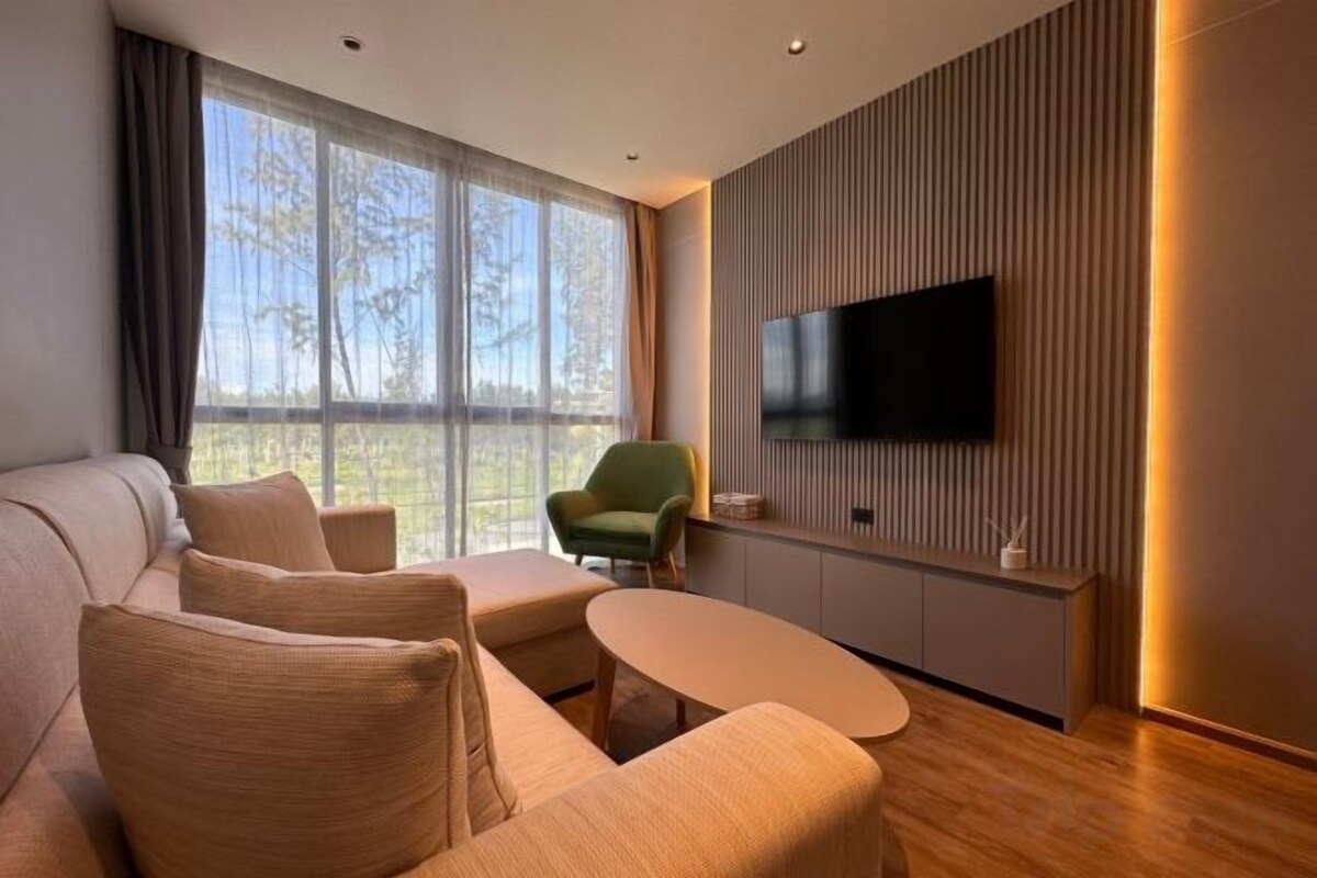 Living area | 55-inch Smart TV with satellite channels