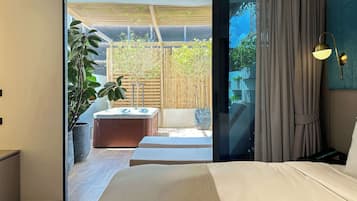 Studio with Jacuzzi | 客房内保险箱、遮光窗帘、熨斗/熨衣板、床单