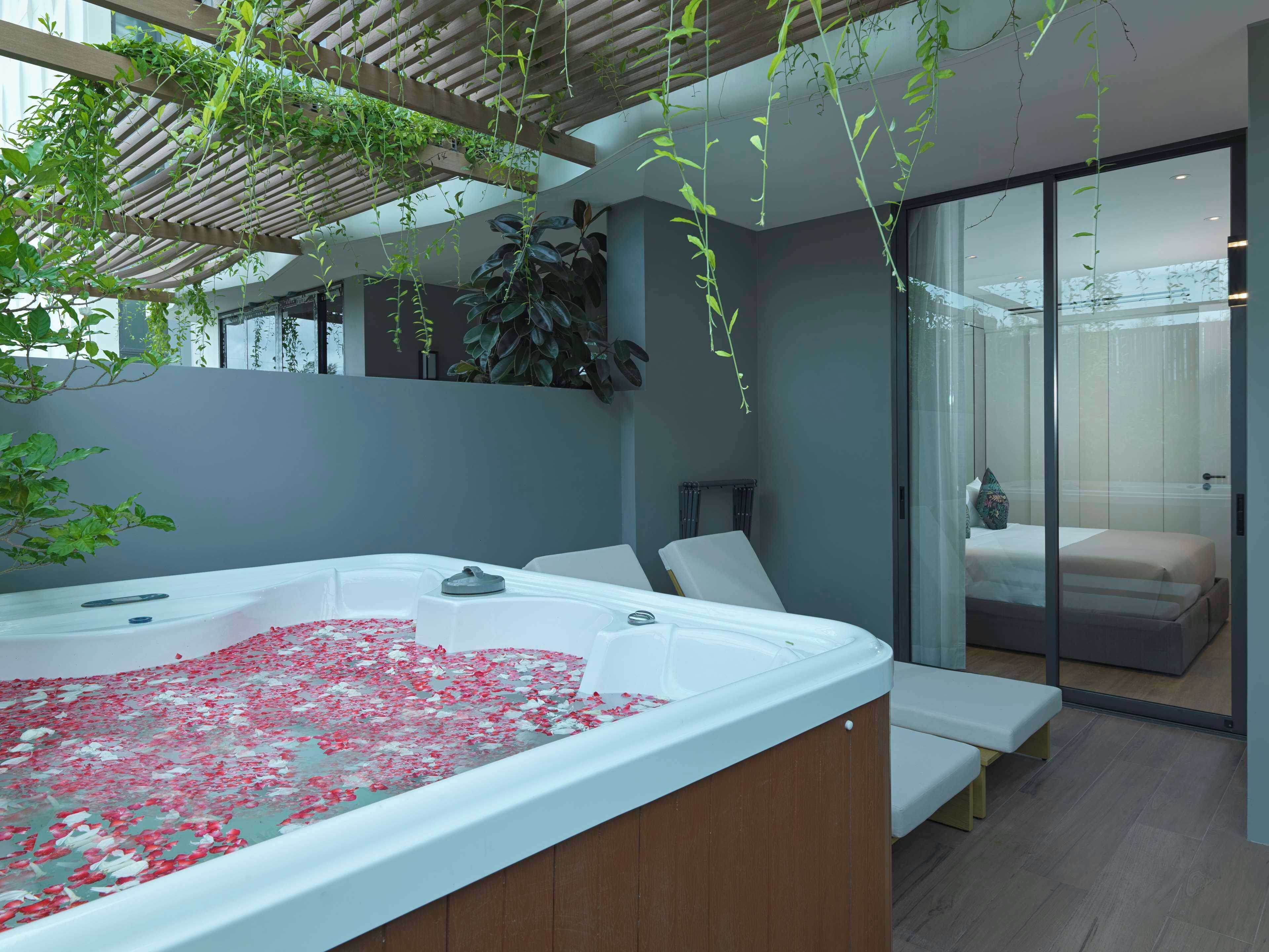 La Green Junior Suite with Jacuzzi | ตู้นิรภัยในห้องพัก, ผ้าม่านกันแสง, เตารีด/โต๊ะรีดผ้า, ผ้าปูที่นอน