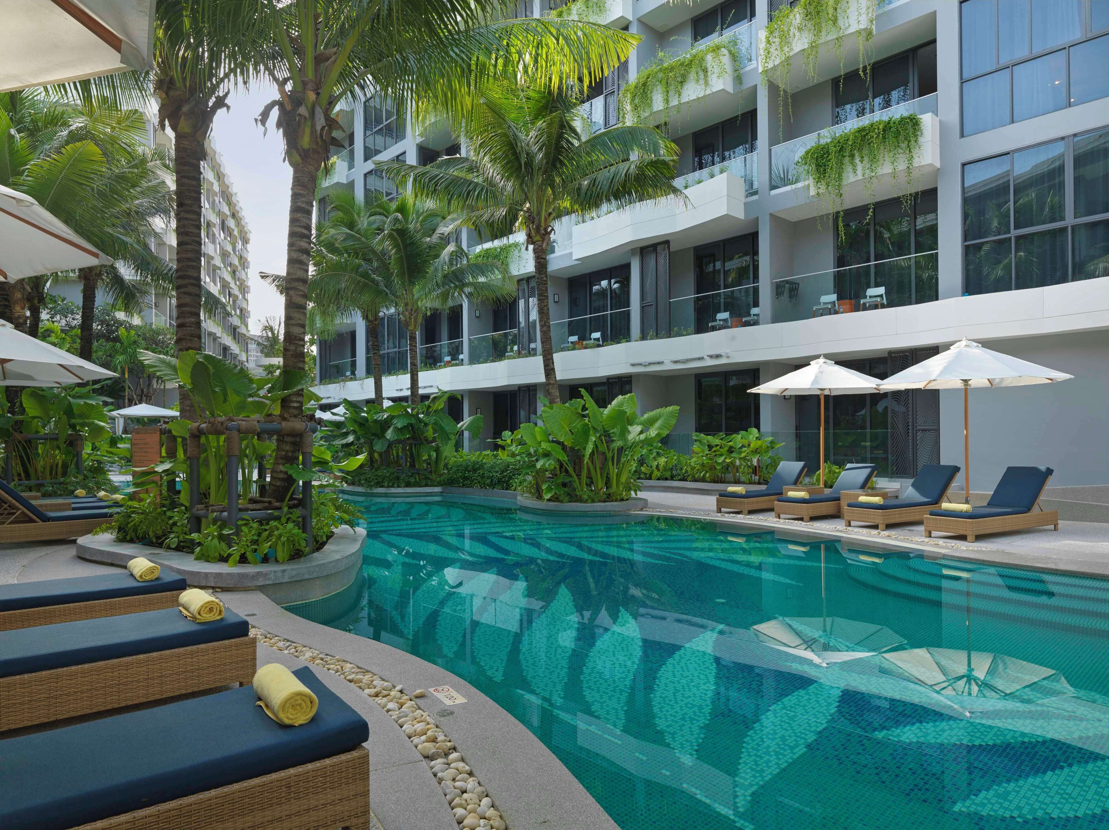 室外泳池； 泳池傘、躺椅