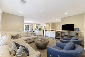 TV - Upgraded 4BR Fairway Oaks Villa, Golf Views, Pet-Friendly, Close to Beach! (Kiawah Island)