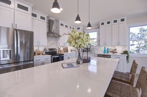 Fridge, microwave, oven, stovetop - Green Street Coastal Retreat (Milford)