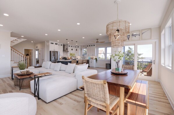 Smart TV, fireplace, foosball, table tennis - Green Street Coastal Retreat (Milford)