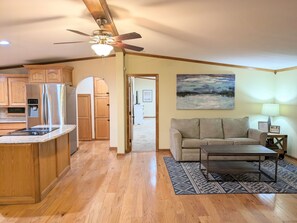 スマートテレビ、暖炉、DVD プレーヤー