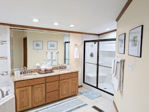 Jetted bath, hair dryer, towels, soap - Relaxing Lake Hamilton Home with Private Dock, Hot Tub, Kayaks, Fire Pit (Royal)