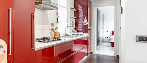 Réfrigérateur, micro-ondes, plaque de cuisson, lave-vaisselle