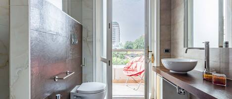 Dusche, Haartrockner, Bidet, Handtücher