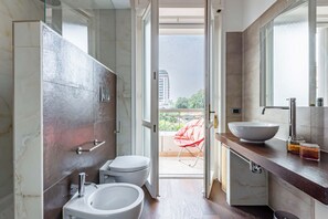 Regadera, secadora de cabello, bidet, toallas