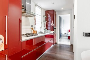 Kühlschrank, Mikrowelle, Herdplatte, Geschirrspüler