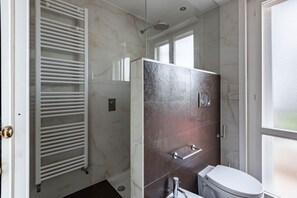 Dusche, Haartrockner, Bidet, Handtücher