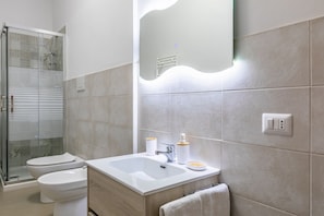 Regadera, secadora de cabello, bidet