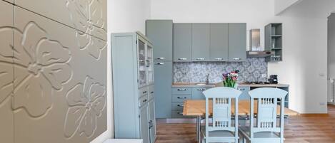 Un four, surface de cuisson, grille-pain