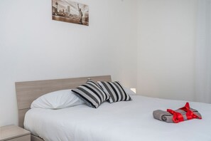 2 bedrooms, iron/ironing board, Internet, bed sheets