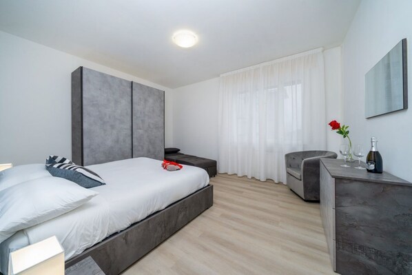 2 habitaciones, tabla de planchar con plancha, internet y ropa de cama