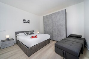 2 habitaciones, tabla de planchar con plancha, internet y ropa de cama 