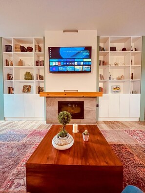 Flat-screen TV - Franco da Serra Country House (Angra do Heroismo)