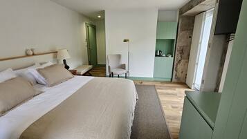 Minibar, escritorio, wifi gratis y ropa de cama