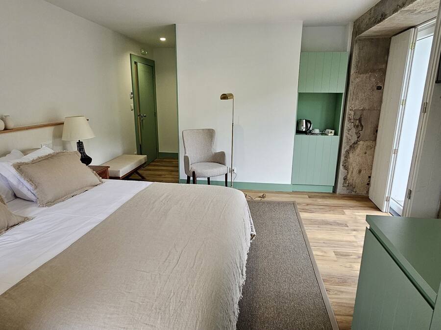 Phòng đôi hoặc 2 giường đơn tiện nghi đơn giản | Bộ đồ giường cao cấp, minibar, bàn