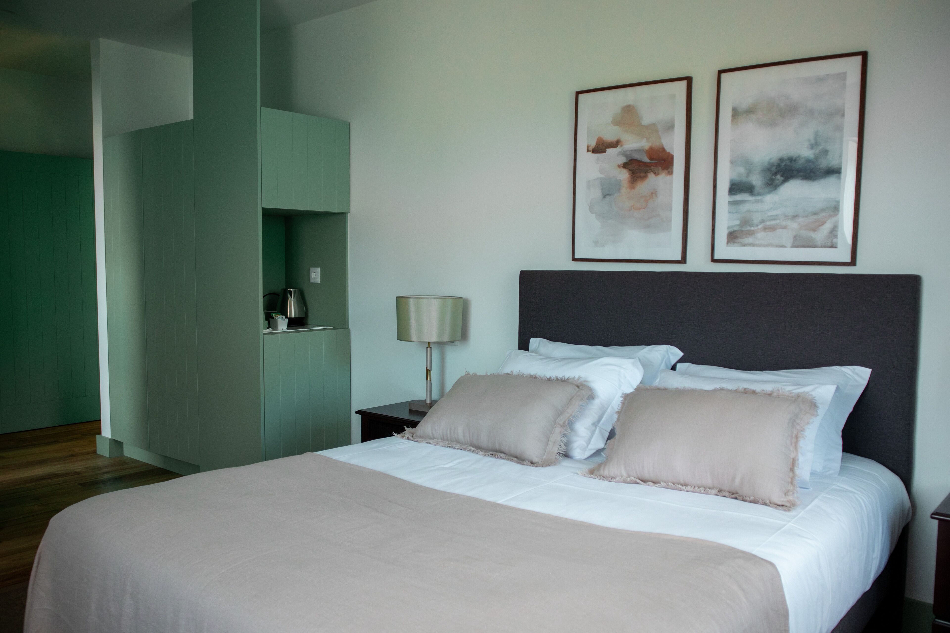 Chambre Confort Double ou avec lits jumeaux | Literie de qualité supérieure, minibar, bureau, Wi-Fi gratuit