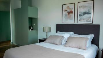 Chambre Confort Double ou avec lits jumeaux | Literie de qualité supérieure, minibar, bureau, Wi-Fi gratuit