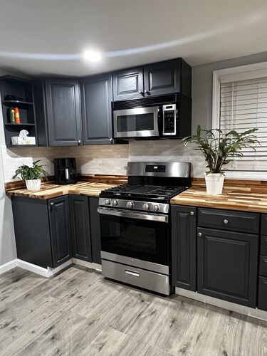 Peaceful Riverfront Cottage with Private Hot tub