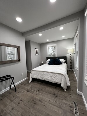 2 soverom, skrivebord, strykejern/-brett og reiseseng for barn