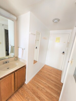 Shower - Myrtle Beach Resort 3rd floor studio (Myrtle Beach)