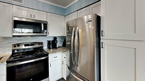 Kylskåp, mikrovågsugn, ugn och spishäll