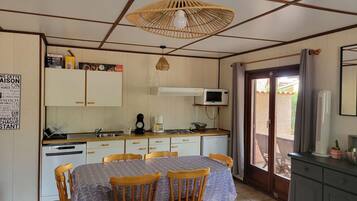 Geladeira, fogão, lava-louças, torradeira