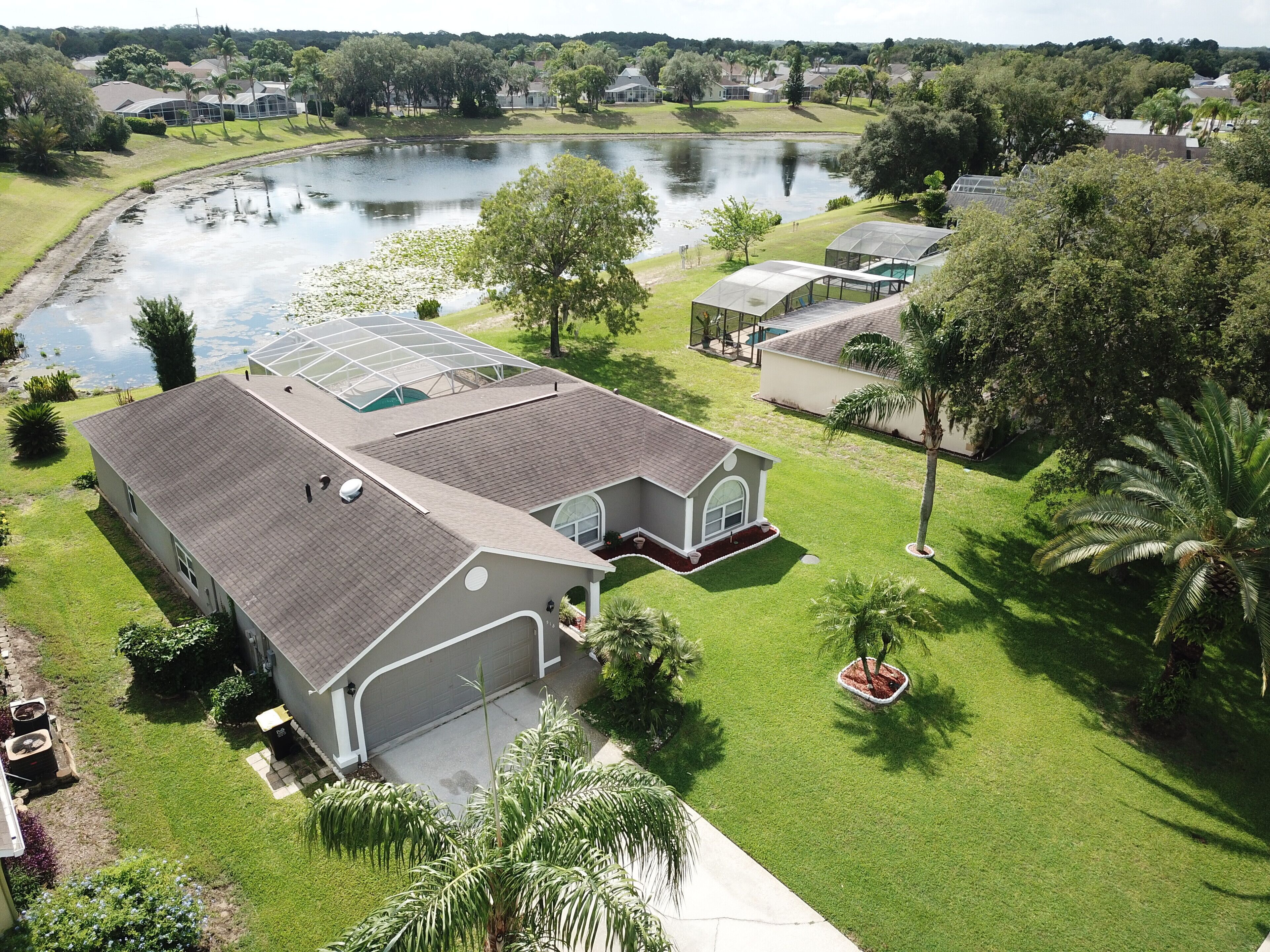 Pondside Paradise Beautiful 4 bedroom pond facing pool home