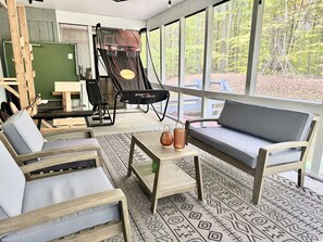 Games room - Private chalet with game room & kayaks (Pocono lake)