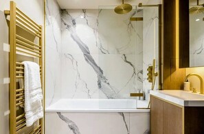 Asciugacapelli, asciugamani, sapone, carta igienica