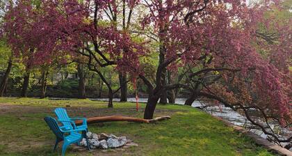 The Chanting River Nest w/hottub
Snowmobile/ATV trail across St. Pet-Friendly!