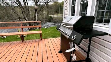 Enjoy al fresco dining on the deck with a grill station and comfortable seating.