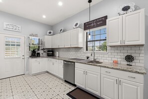 Fridge, microwave, oven, stovetop - Pet-Friendly Alamodome Home /5 Minutes to RiverWalk; AT&T; Historic Pearl; Zoo (San Antonio)