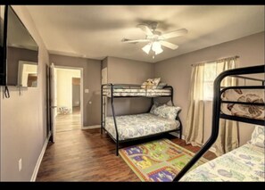 4 habitaciones, tabla de planchar con plancha, cuna de viaje y wifi