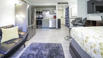 1 chambre, bureau, fer et planche à repasser, lit parapluie