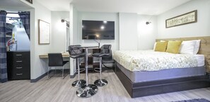 1 quarto, escrivaninha, ferros/tábuas de passar roupa, berço de viagem