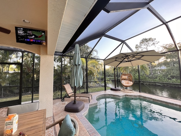 Una piscina al aire libre, una piscina climatizada