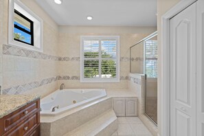 Jetted bath, hair dryer, towels, soap - Tranquil & Private Waterfront | OldNaplesBeach 3mi (Naples)