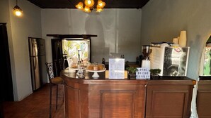 Cozinha com ilha de madeira, geladeira e espaço para café.