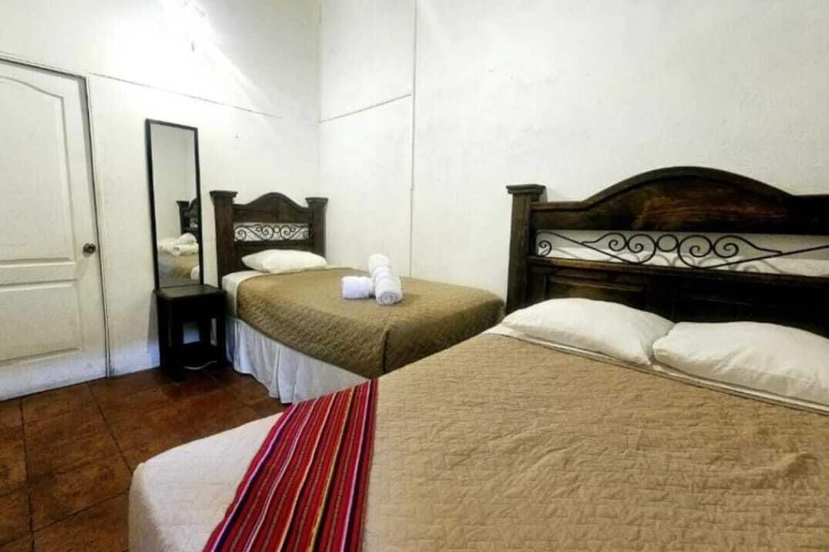 Habitación triple básica | Wifi gratis y ropa de cama
