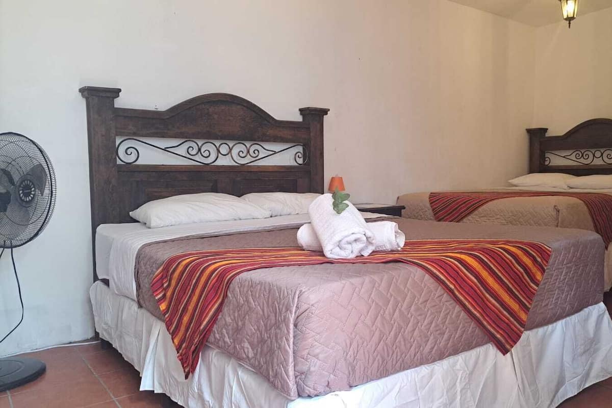 Habitación cuádruple Confort | Wifi gratis y ropa de cama