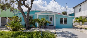 Completely Remodeled Home on Fort myers Beach. Walk to Beach!!!!!