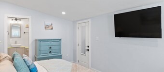 Completely Remodeled Home on Fort myers Beach. Walk to Beach!!!!!