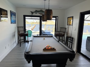 Games room - SUN LOVERS PARADISE Completely Remodeled Modern Waterfront direct Gulf access (Cape Coral)