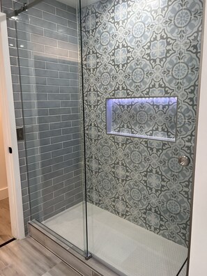 Douche, sèche-cheveux, bidet, serviettes fournies